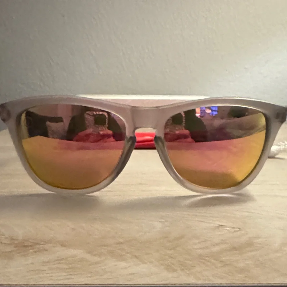 Stylish Sunglasses with Gold Lenses - Picture 4 of 4